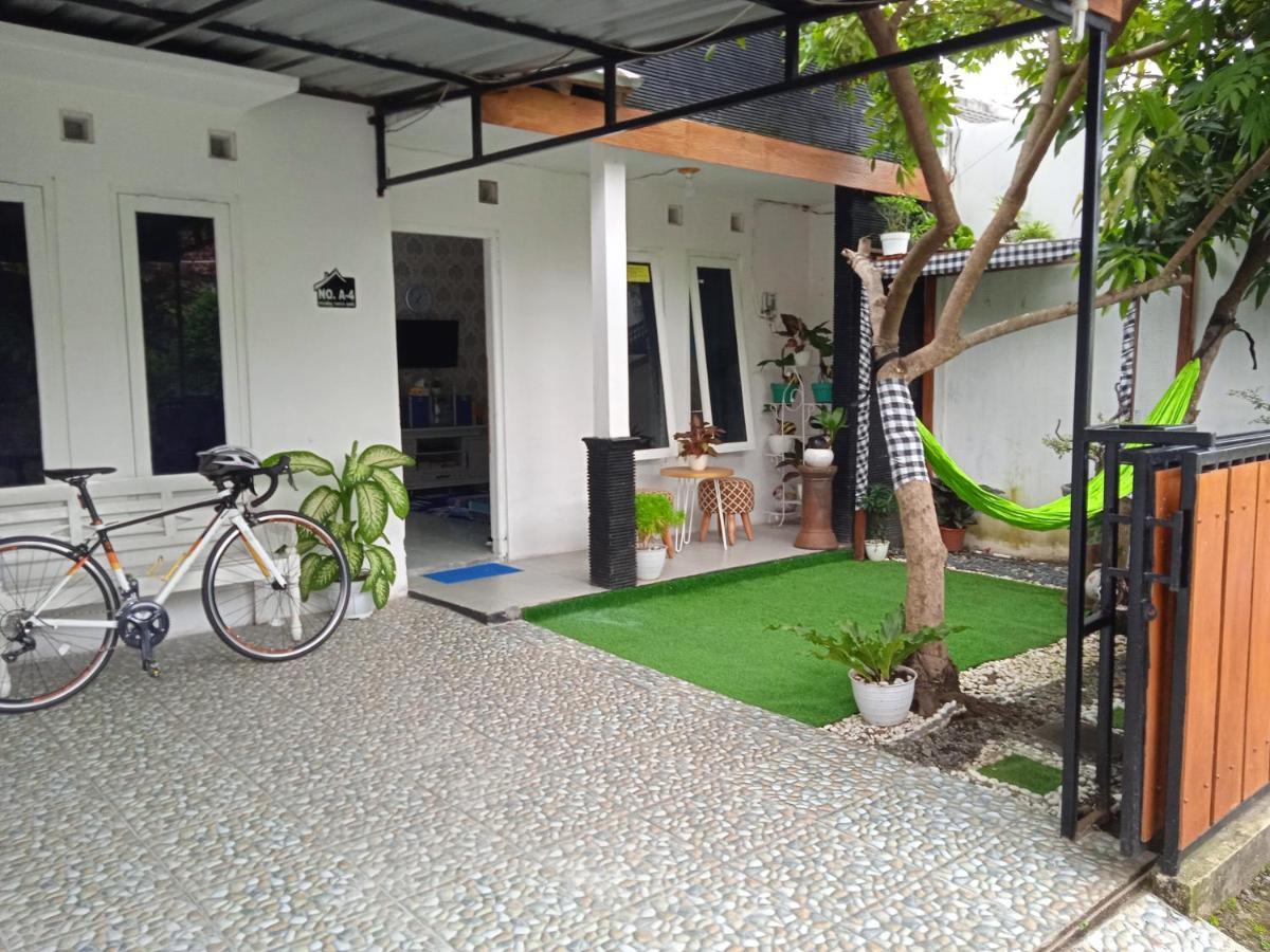 Shifana Homestay Syariah Yogyakarta Exterior photo